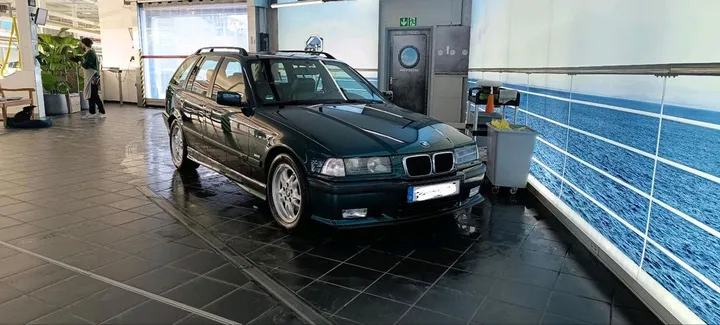 BMW 323