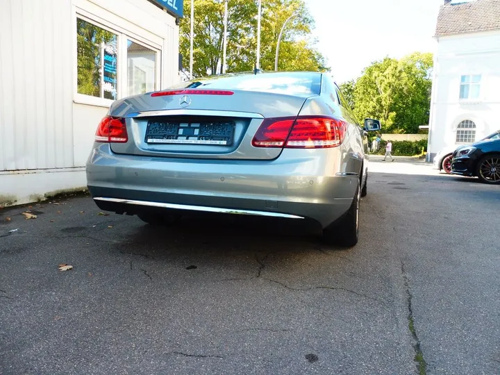 Mercedes-Benz E 200