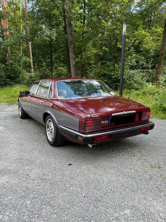 Jaguar XJ40