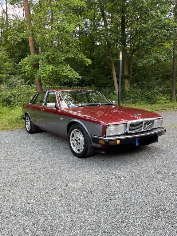 Jaguar XJ40