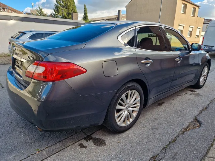 Infiniti Q70