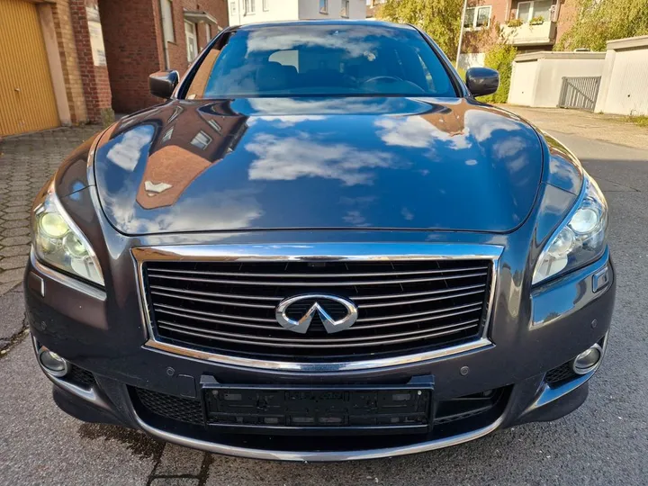 Infiniti Q70
