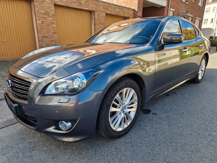 Infiniti Q70