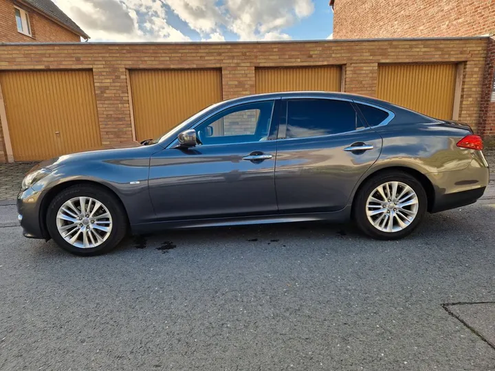 Infiniti Q70