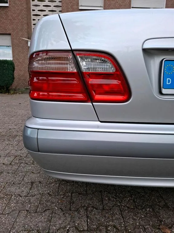 Mercedes-Benz E 240