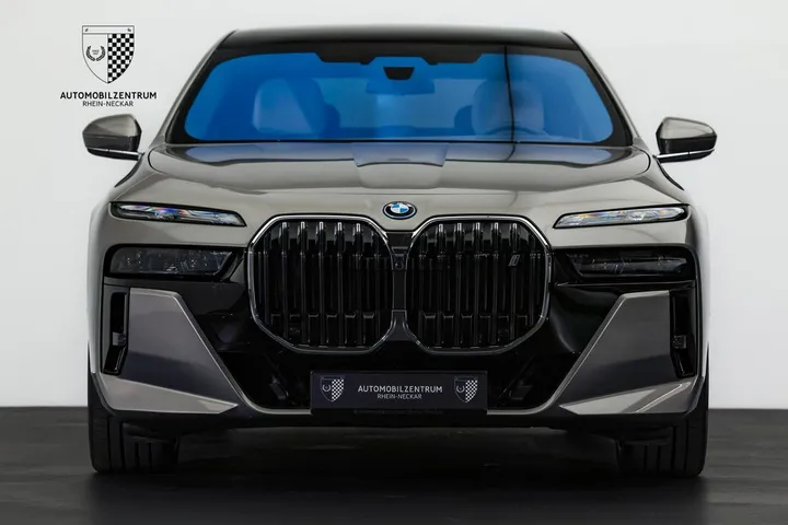 BMW i7