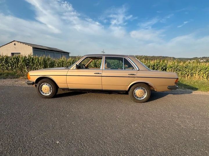 Mercedes-Benz 240