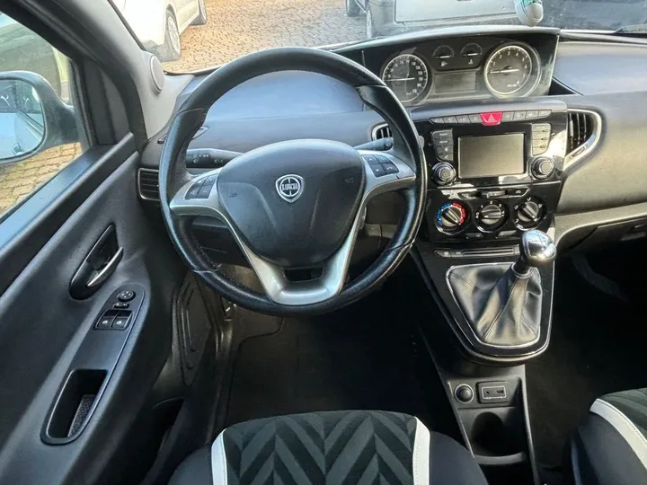 Lancia Ypsilon
