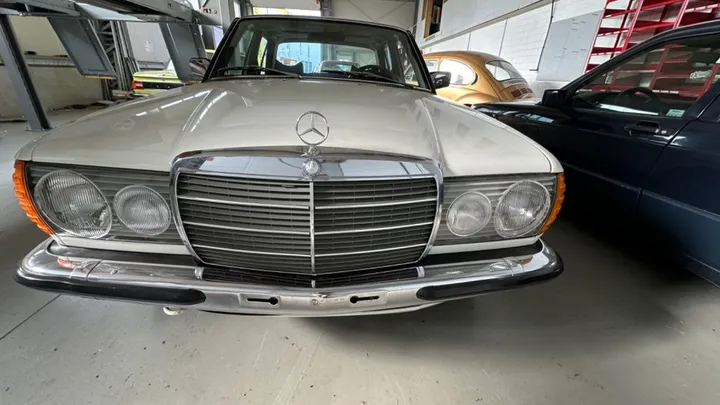 Mercedes-Benz 230