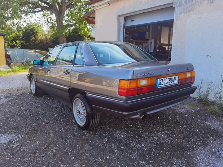 Audi 200