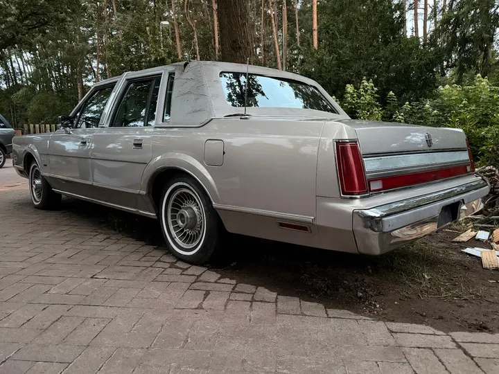 Lincoln Town Car