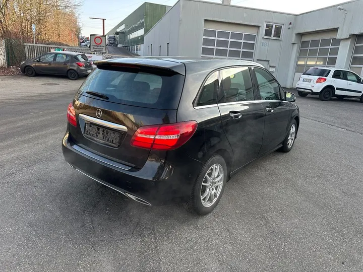 Mercedes-Benz B 220