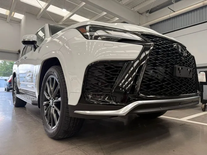 Lexus LX 700