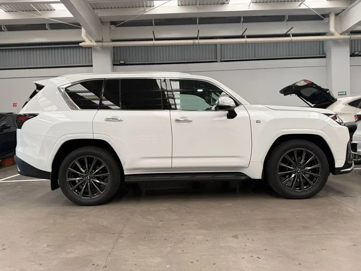 Lexus LX 700