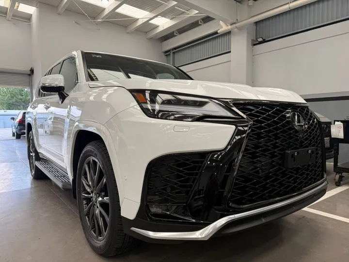 Lexus LX 700