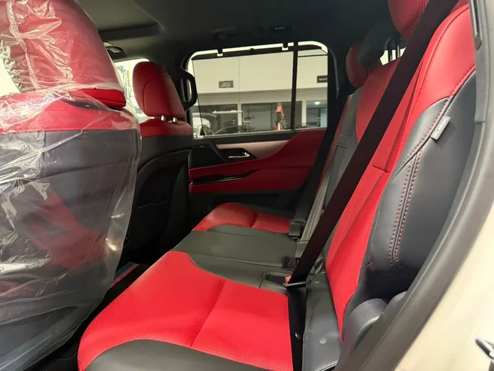 Lexus LX 700