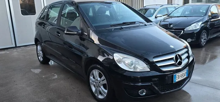 Mercedes-Benz B 180
