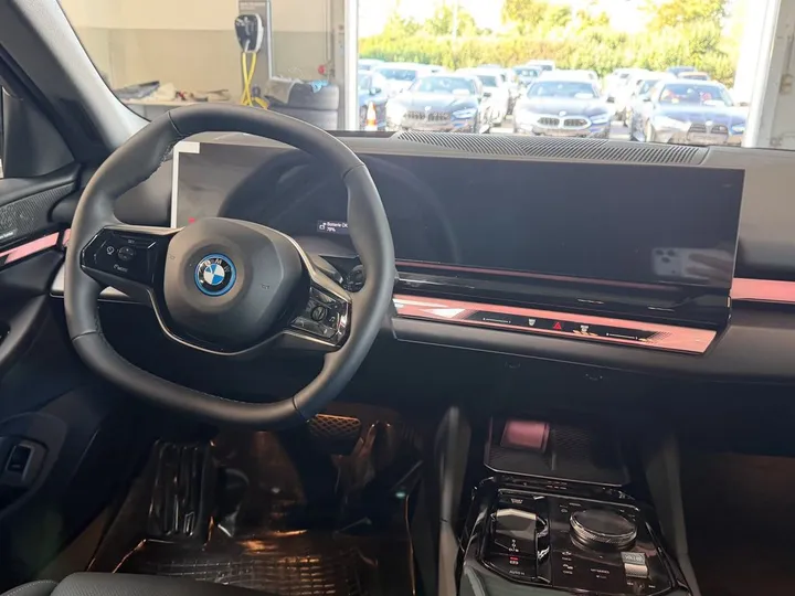 BMW i5