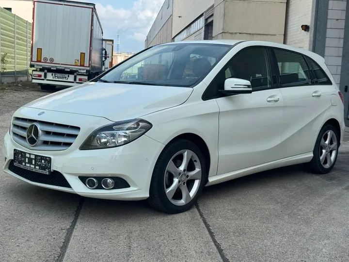 Mercedes-Benz B 180