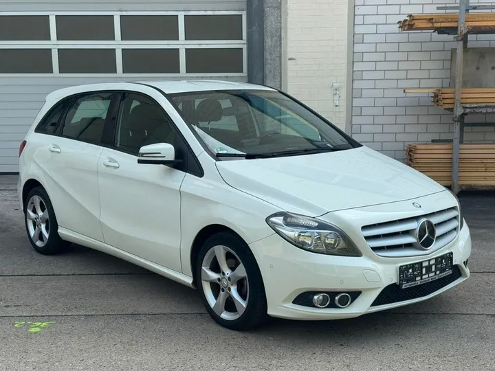 Mercedes-Benz B 180