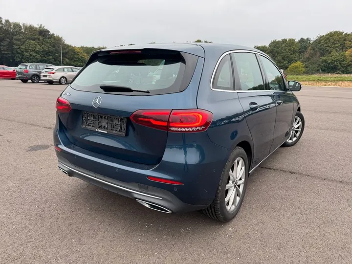 Mercedes-Benz B 220