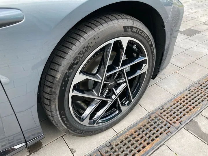XPENG P7