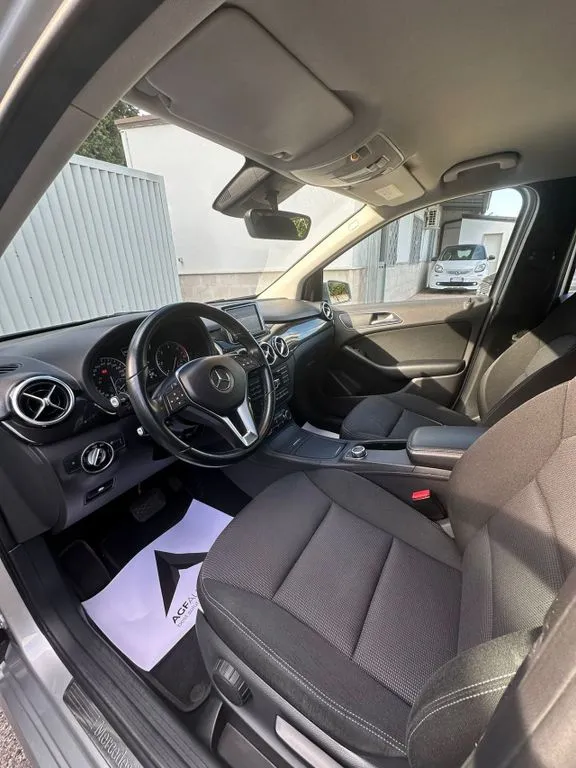 Mercedes-Benz B 180