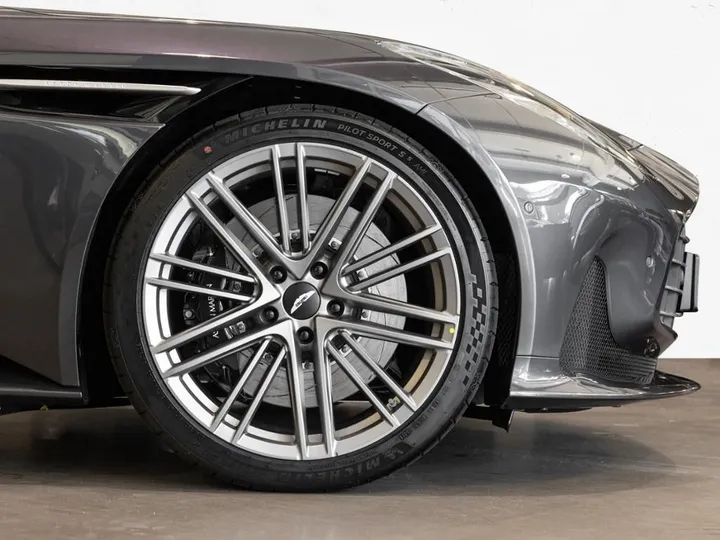 Aston Martin DB12