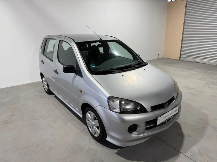 Daihatsu YRV