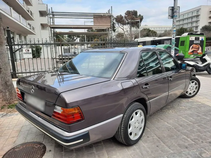 Mercedes-Benz E 230