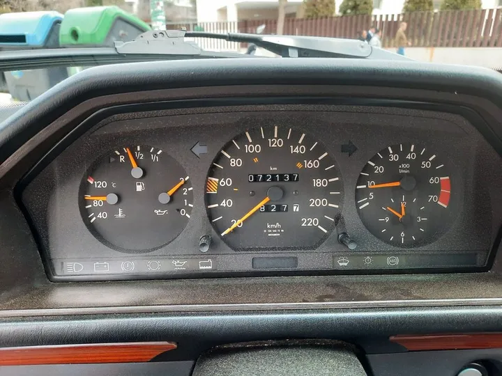 Mercedes-Benz E 230