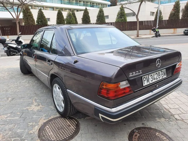 Mercedes-Benz E 230