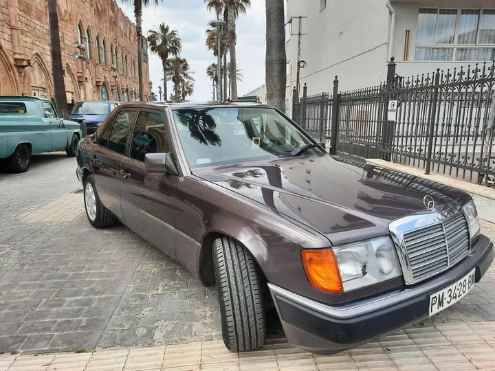 Mercedes-Benz E 230