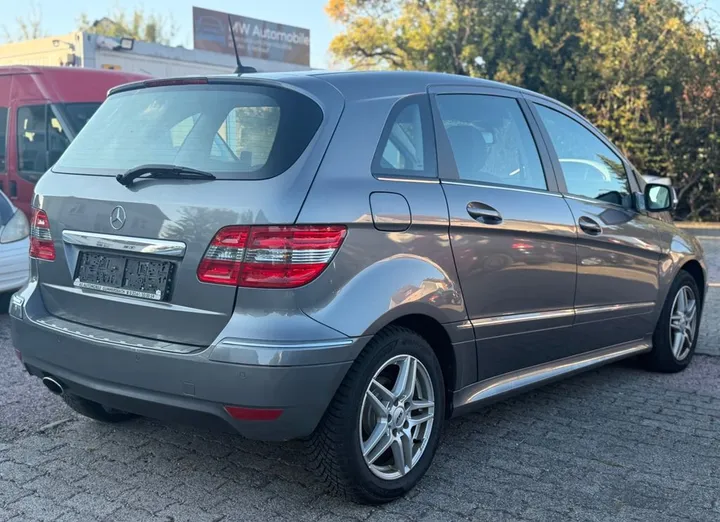 Mercedes-Benz B 180