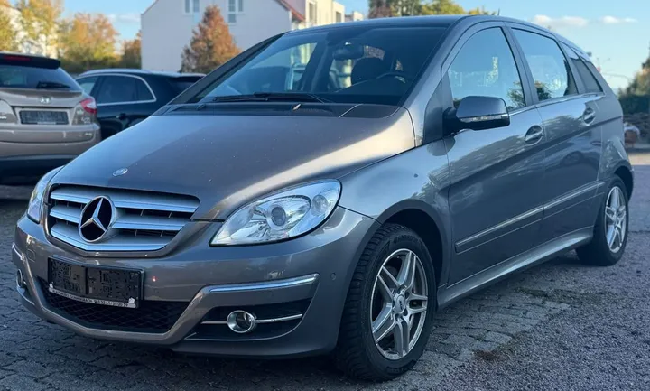 Mercedes-Benz B 180