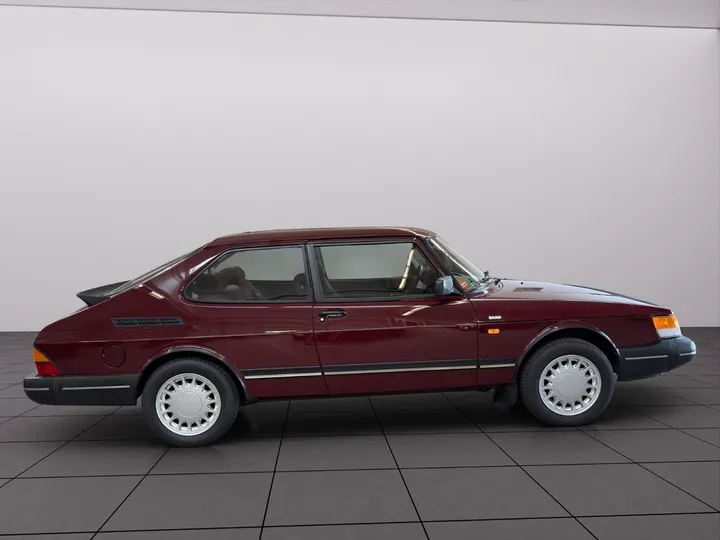 Saab 900