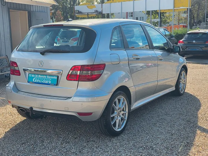 Mercedes-Benz B 180