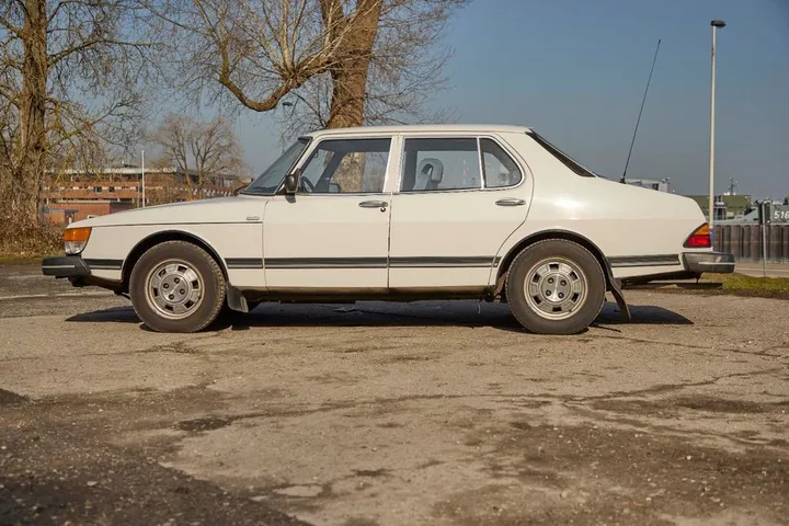 Saab 900
