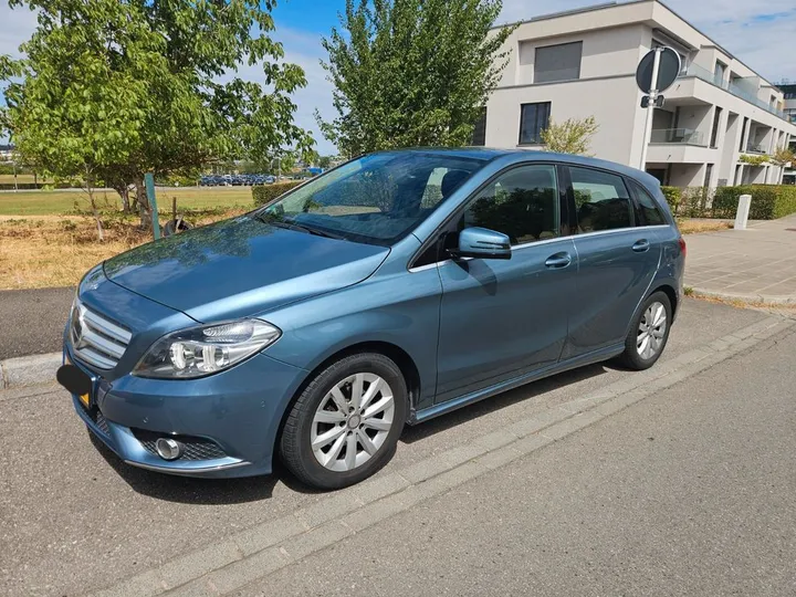 Mercedes-Benz B 180