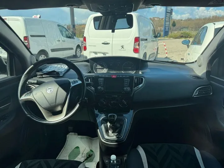 Lancia Ypsilon