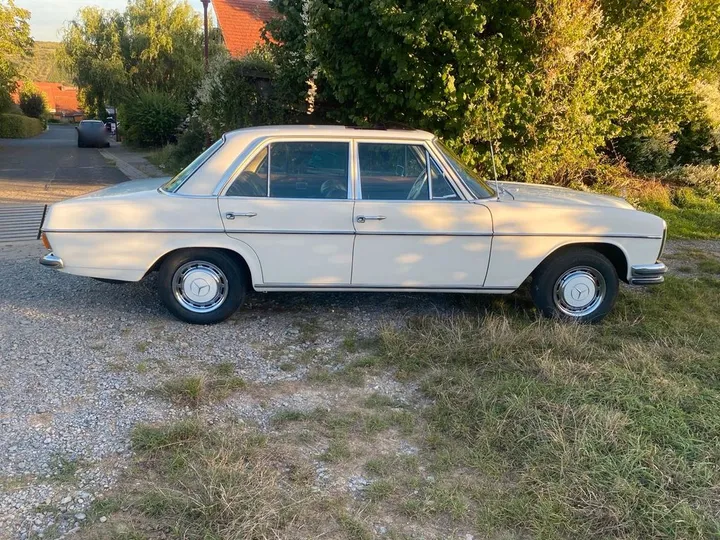 Mercedes-Benz 220