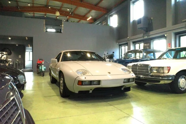 Porsche 928