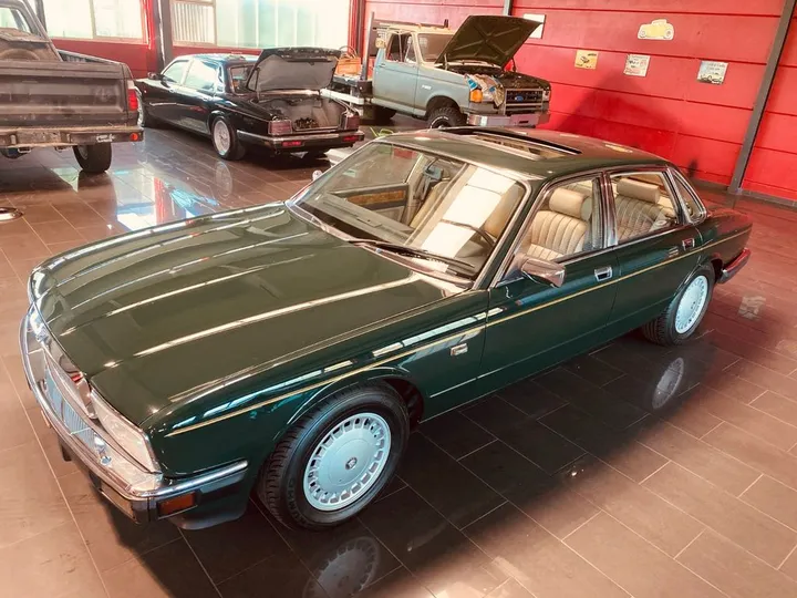 Jaguar XJ40
