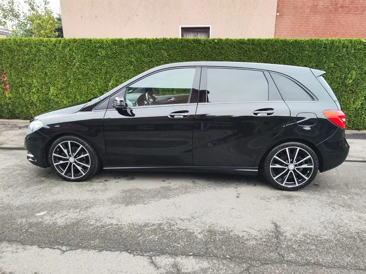 Mercedes-Benz B 180