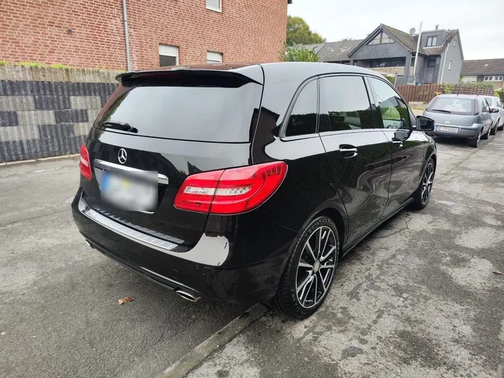 Mercedes-Benz B 180