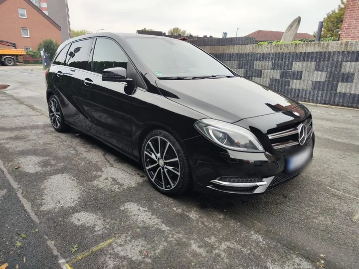 Mercedes-Benz B 180