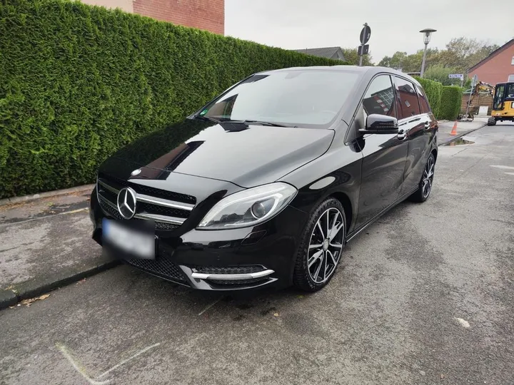 Mercedes-Benz B 180