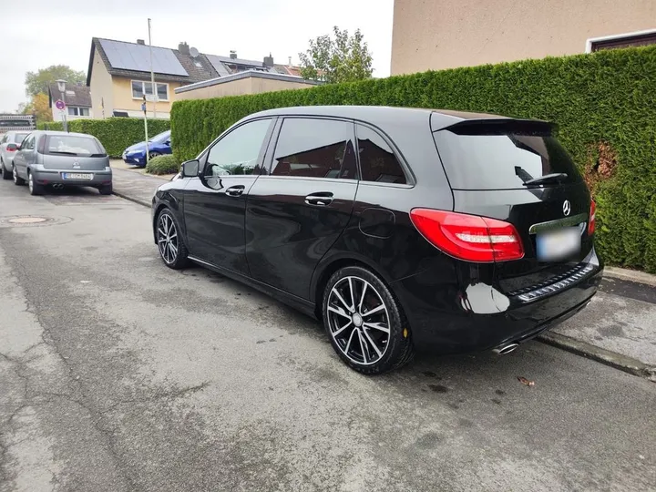 Mercedes-Benz B 180