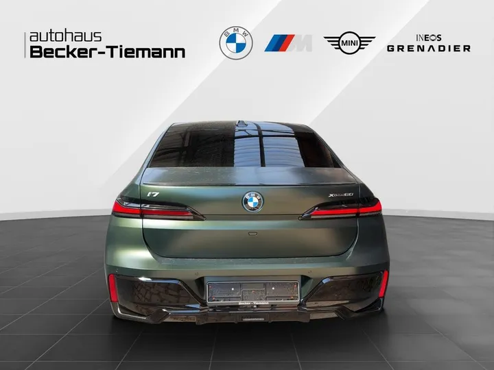 BMW i7