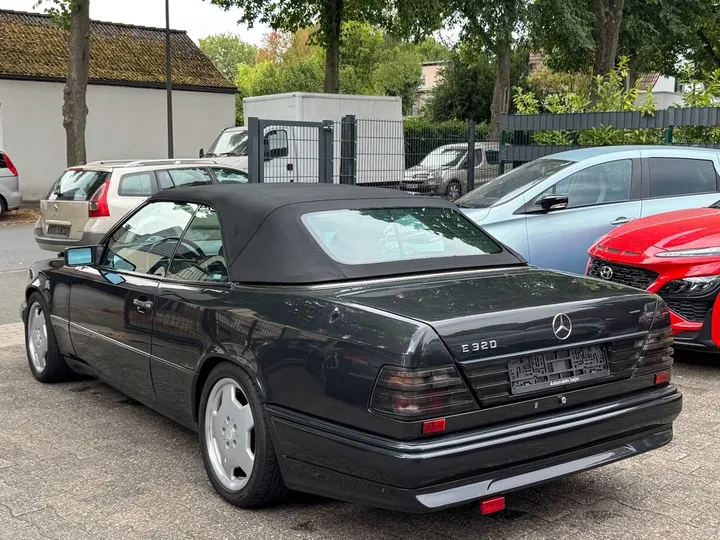 Mercedes-Benz E 320